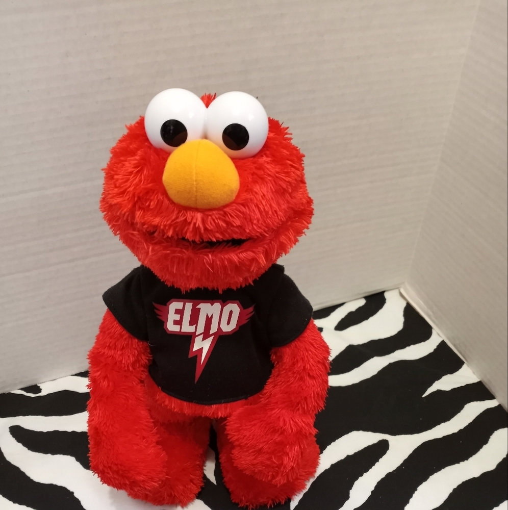 Hasbro 2010 Sesame Street Let's Rock Elmo.